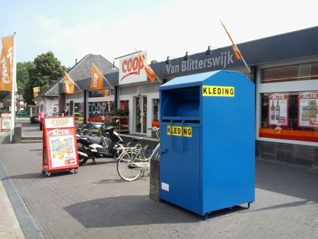 Kledingcontainer bij COOP filiaal